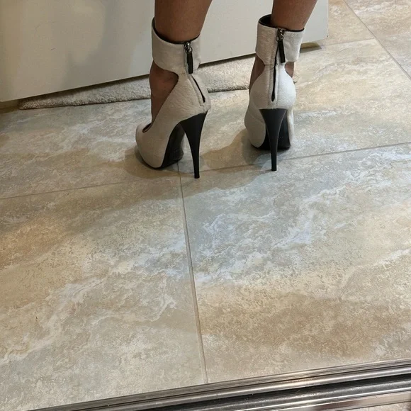 GIUSEPPI ZANOTTI DESIGN PONY HAIR EXTREME HIGH HEEL SHOES EUC CREAM & BLACK 39 - Picture 4 of 11